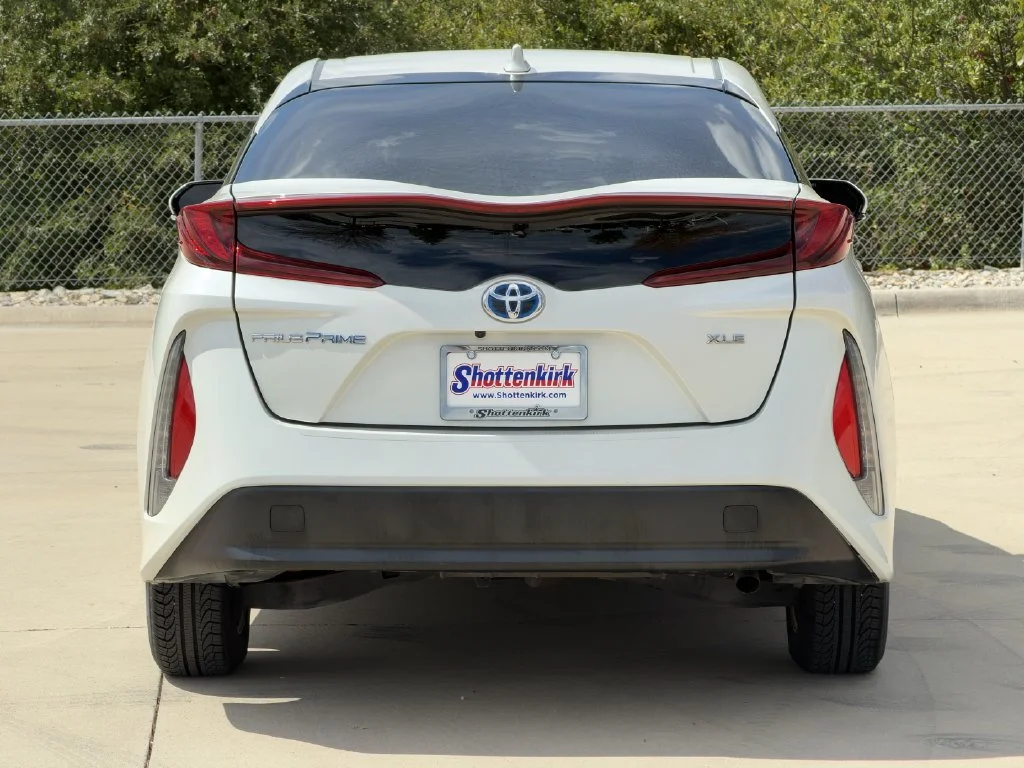 Used 2020 White Toyota XLE image 5