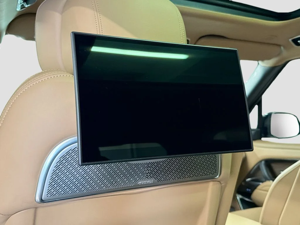 Certified Used 2025 British Racing Green SV Bespoke Ultra Met Gloss Land Rover Autobiography image 26