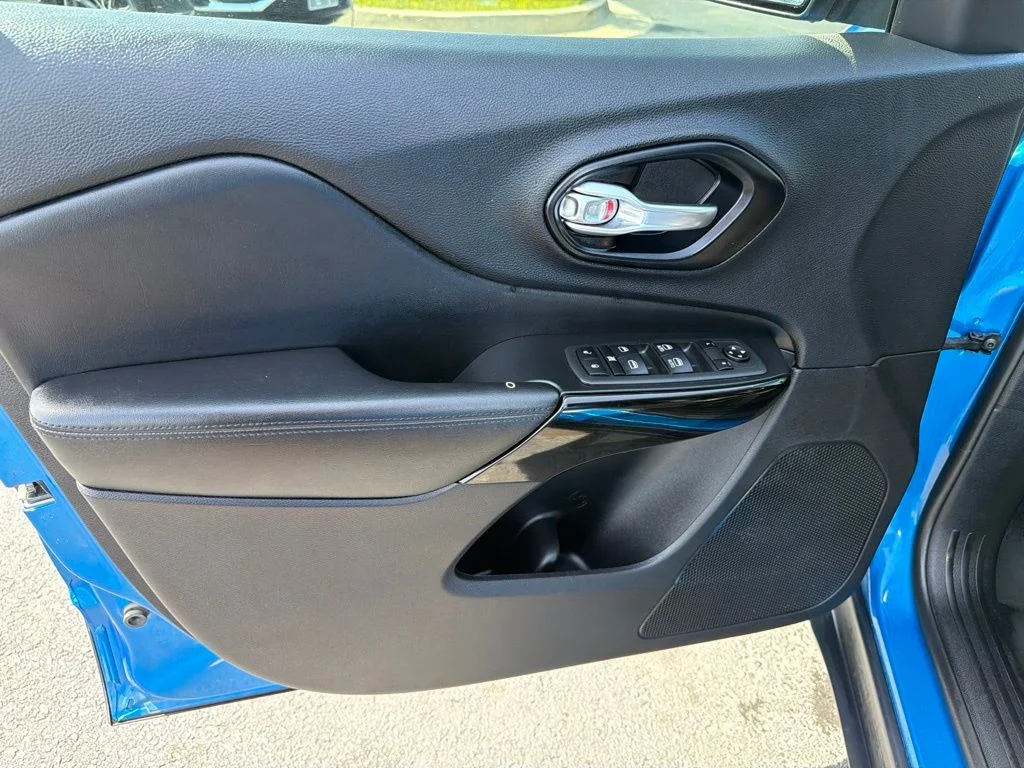 Used 2021 Blue Jeep Latitude Plus image 9