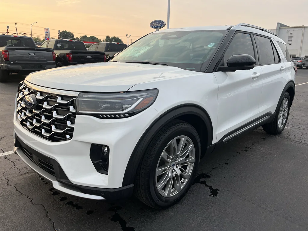 New 2026 Star White Metallic Tri-Coat Ford Platinum™ image 1