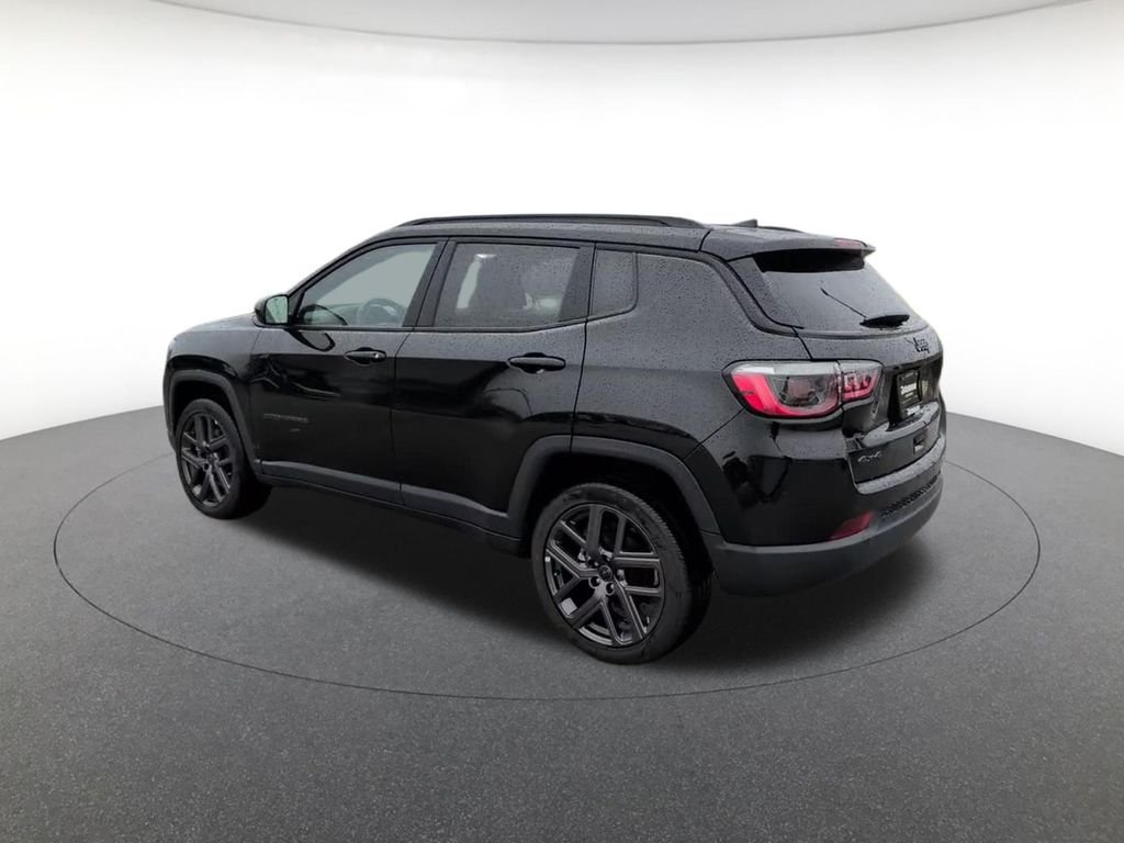 New 2026 Diamond Black Crystal Pearl-Coat Exterior Paint Jeep Latitude image 11
