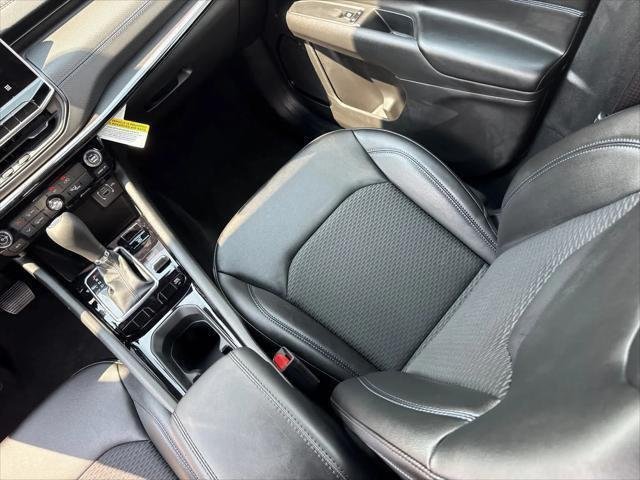 New 2026 Diamond Black Crystal Pearl-Coat Exterior Paint Jeep Latitude image 29