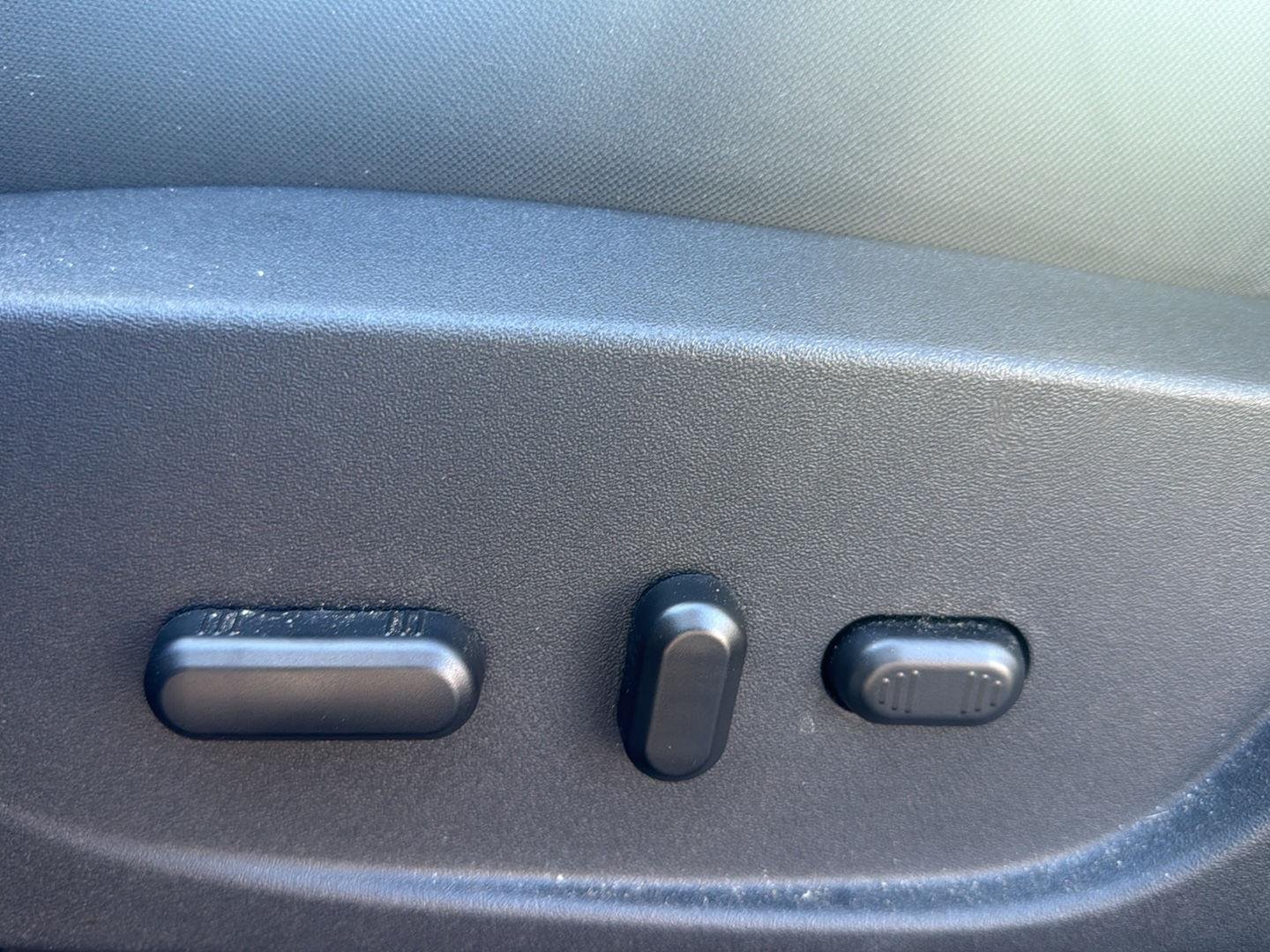 Used 2018 Blue Ford SE image 9