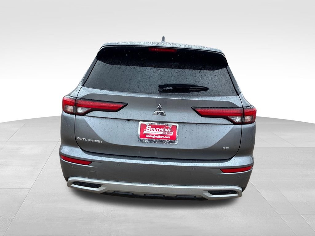 Used 2024 Silver Mitsubishi SE image 4