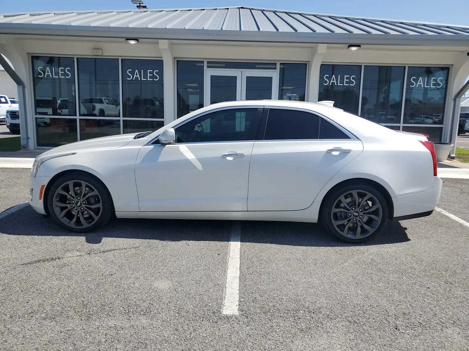 Used 2018 CRYSTAL WHITE TRICOAT Cadillac Luxury AWD image 2