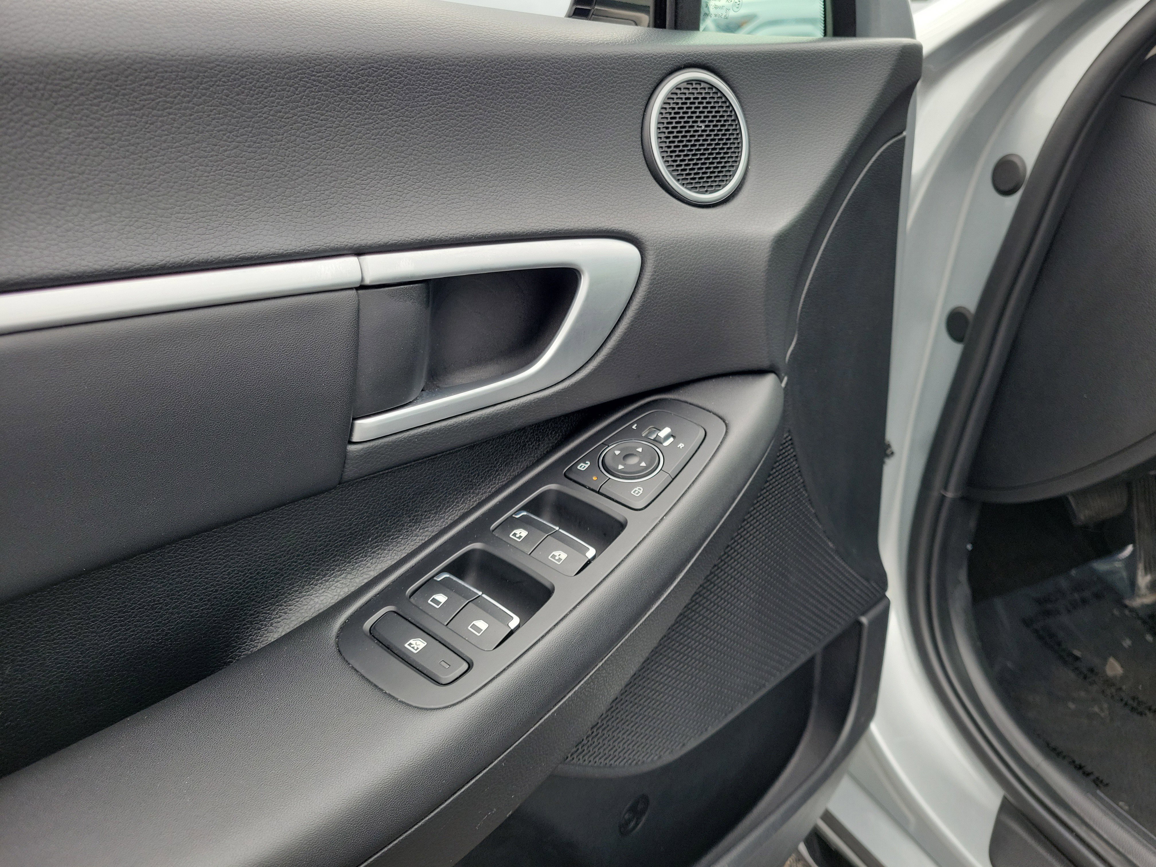 Used 2025 Aero Silver Hyundai SEL image 18
