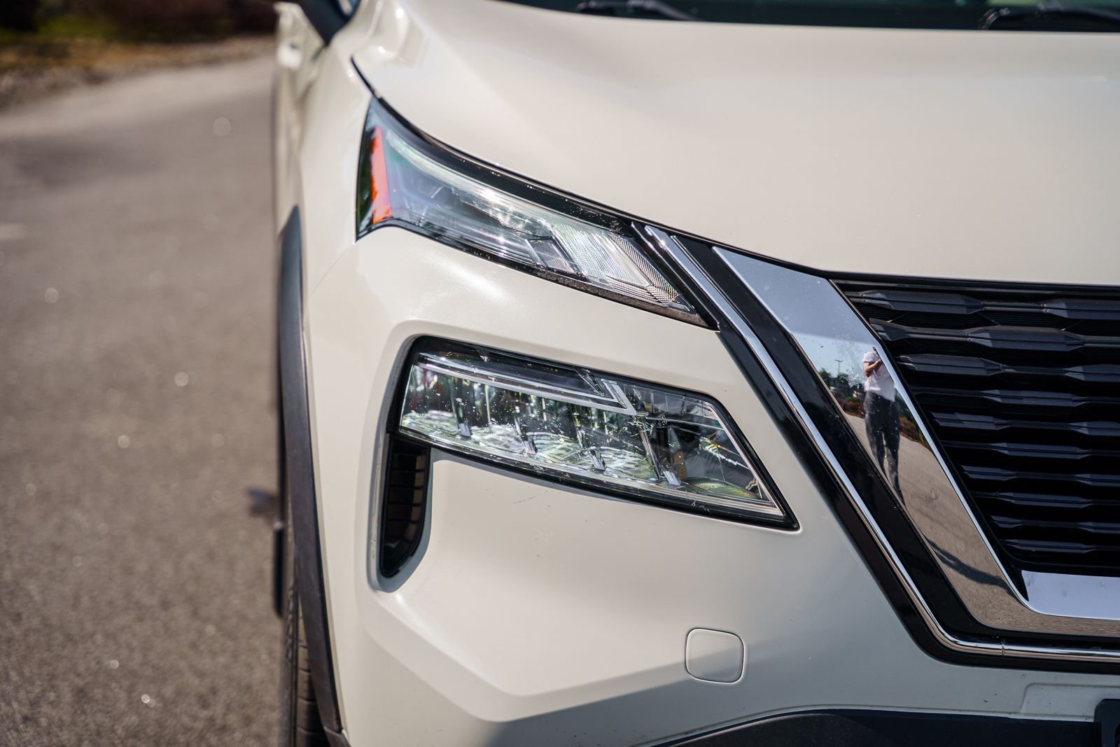 Used 2023 White Nissan SV image 9