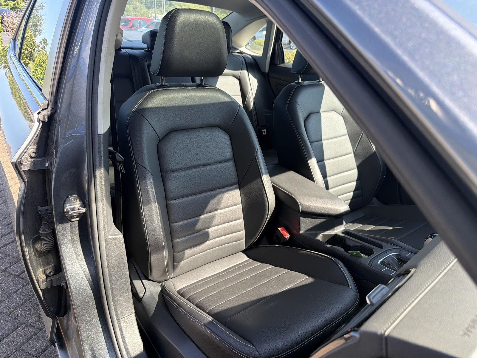 Used 2024 Pyrite Silver Metallic Volkswagen SE image 33