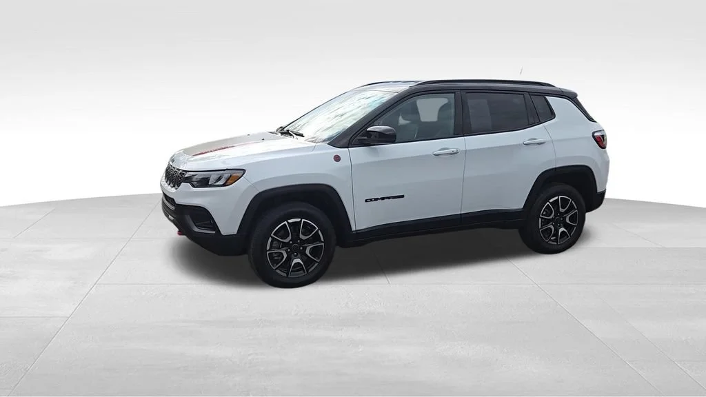 Used 2025 White Jeep Trailhawk image 4