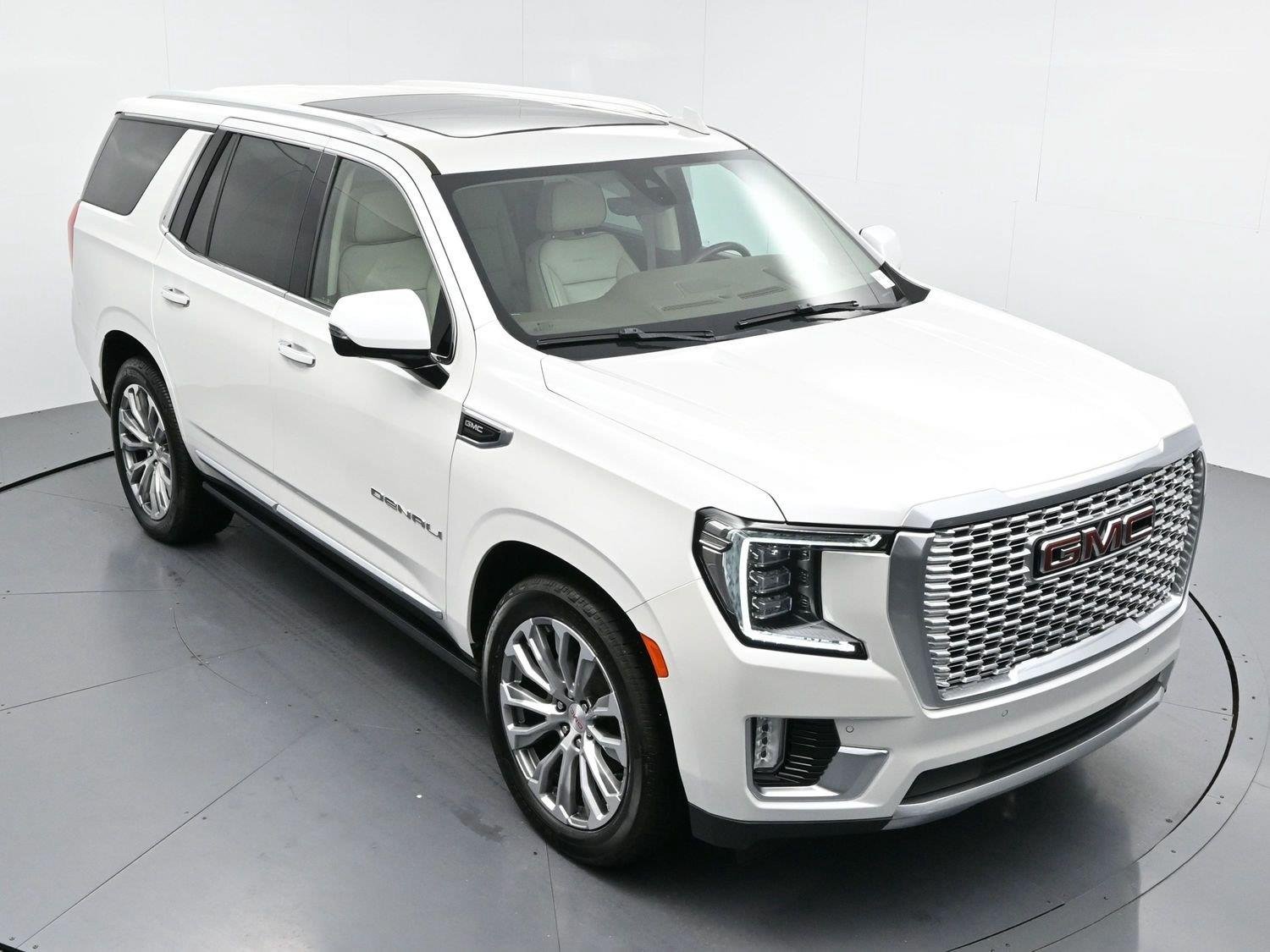 Used 2021 WHITE FROST TRICOAT GMC Denali image 42