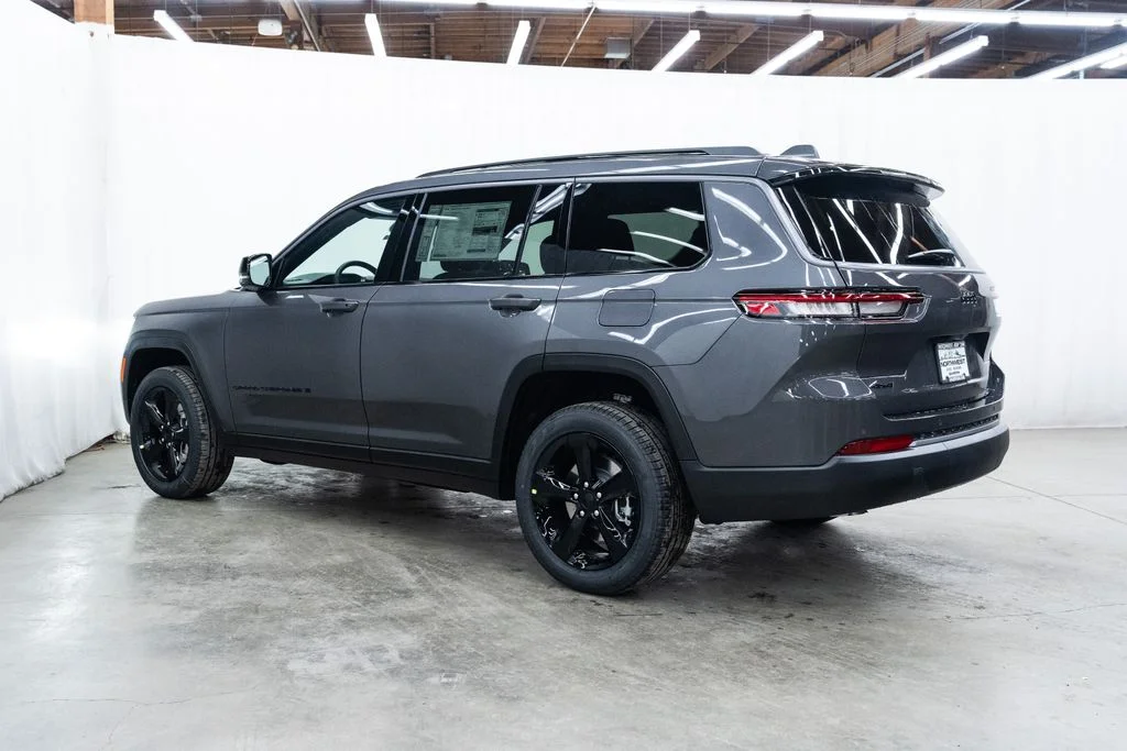 New 2026 Baltic Gray Metallic Clear-Coat Exterior Paint Jeep Limited image 4