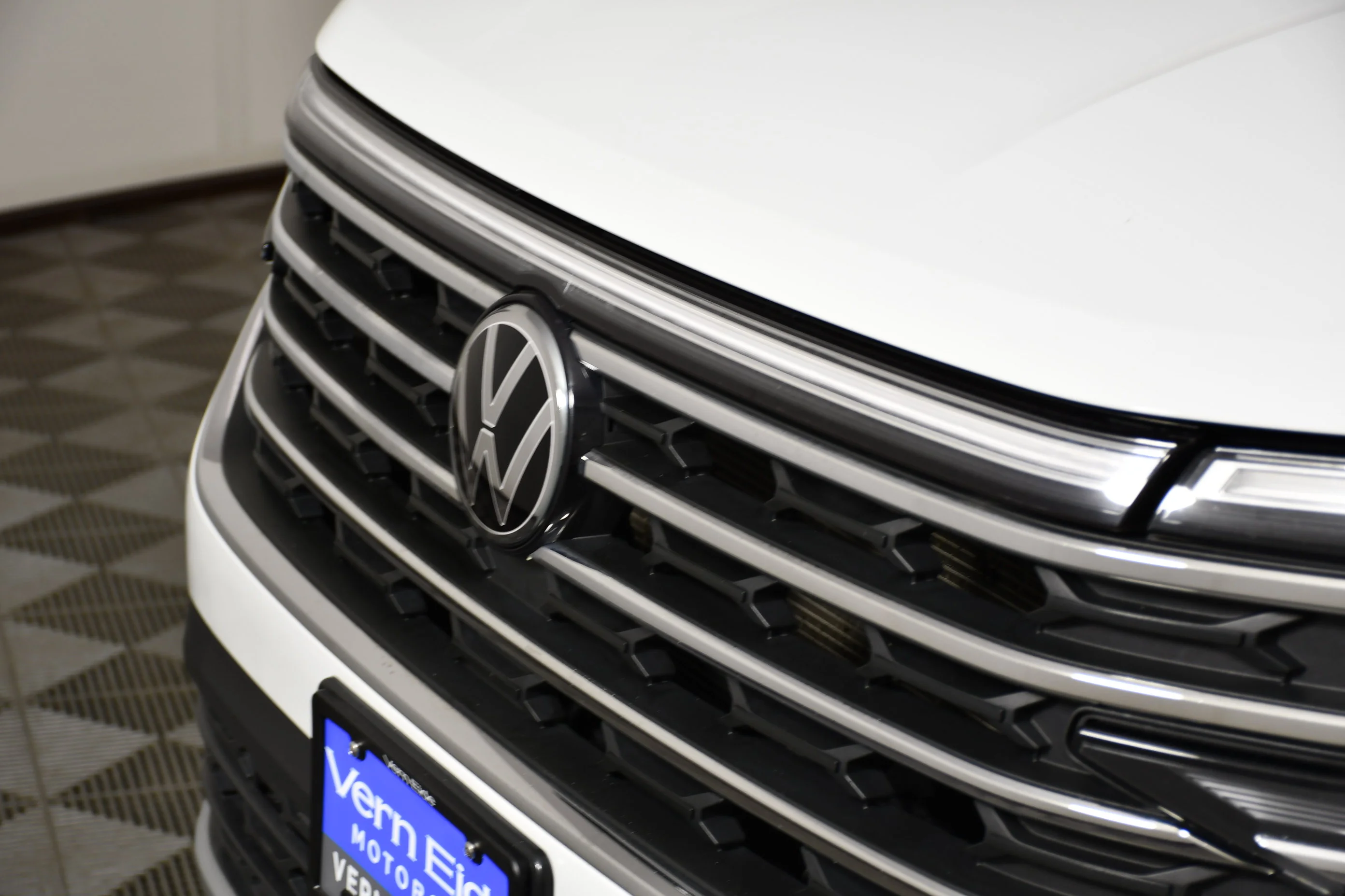 Used 2024 Gray Volkswagen 2.0T SE w/Technology image 11