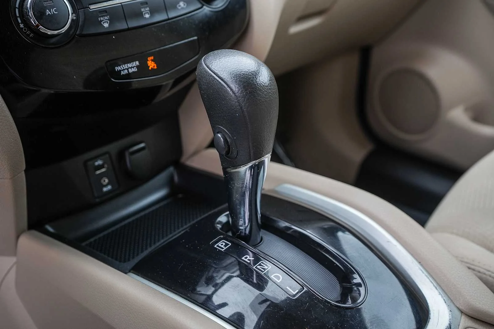 Used 2016 Glacier White Nissan S image 19