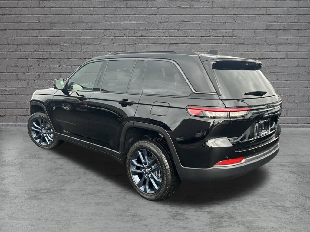 New 2026 Diamond Black Crystal Pearl-Coat Exterior Paint Jeep  image 5