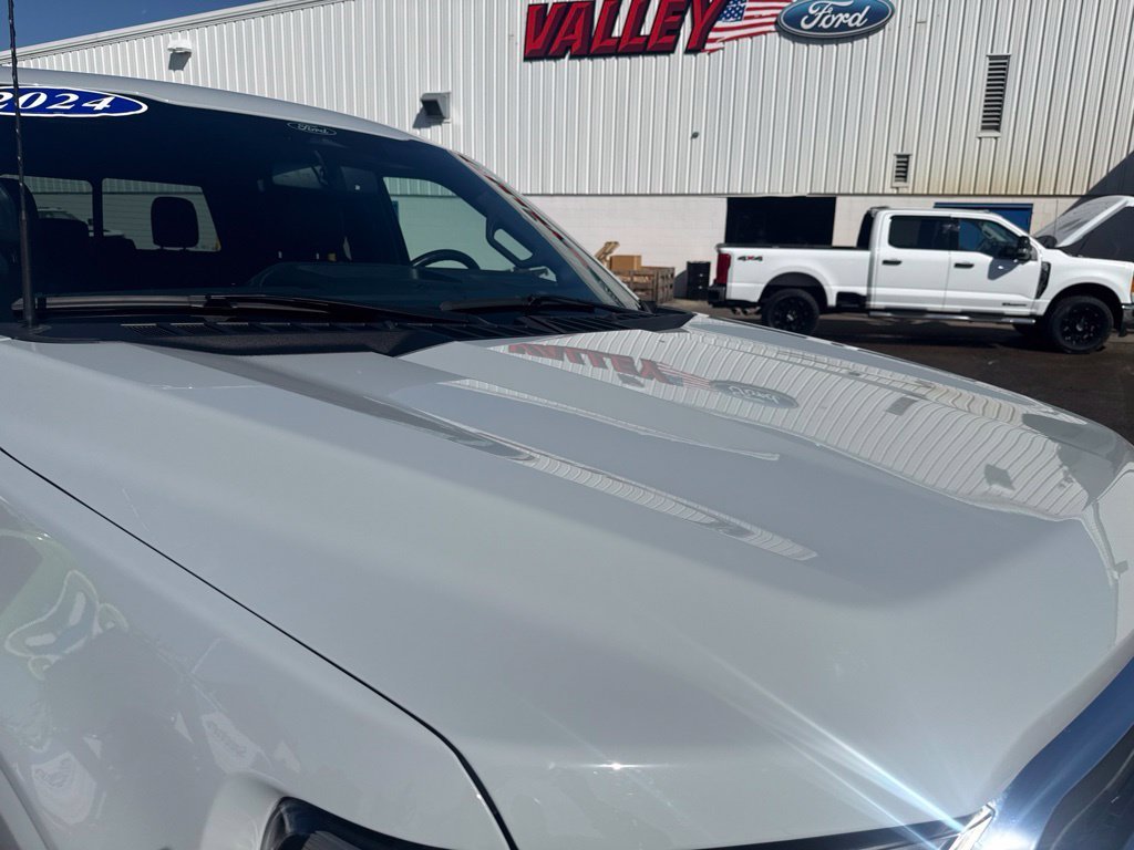 Used 2024  Ford Lariat image 15
