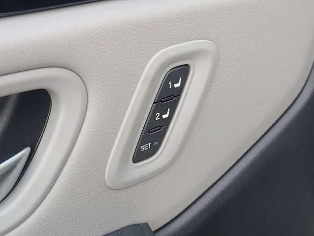Used 2023 White Honda EX-L 8 Passenger image 17