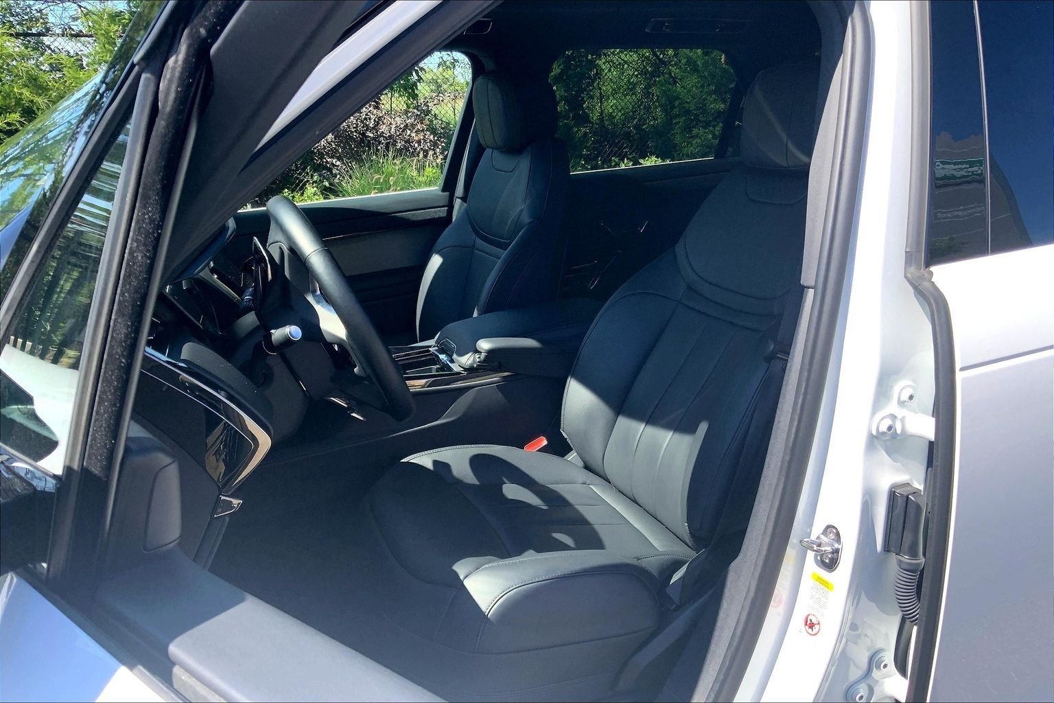 Certified Used 2025 Fuji White Land Rover SE image 7