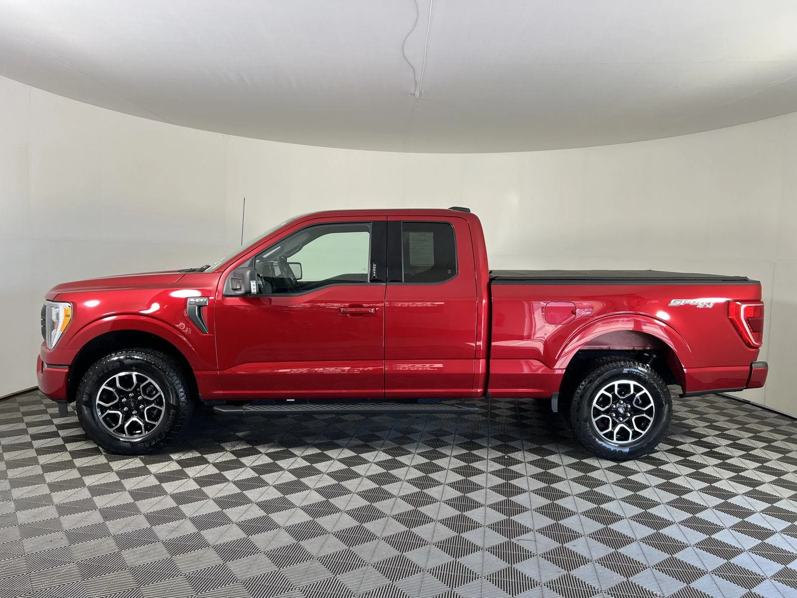Used 2022  Ford XL image 24