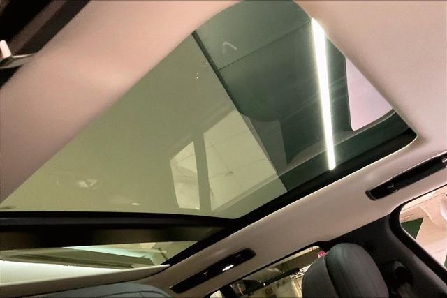 Used 2025 Green Land Rover SE image 29