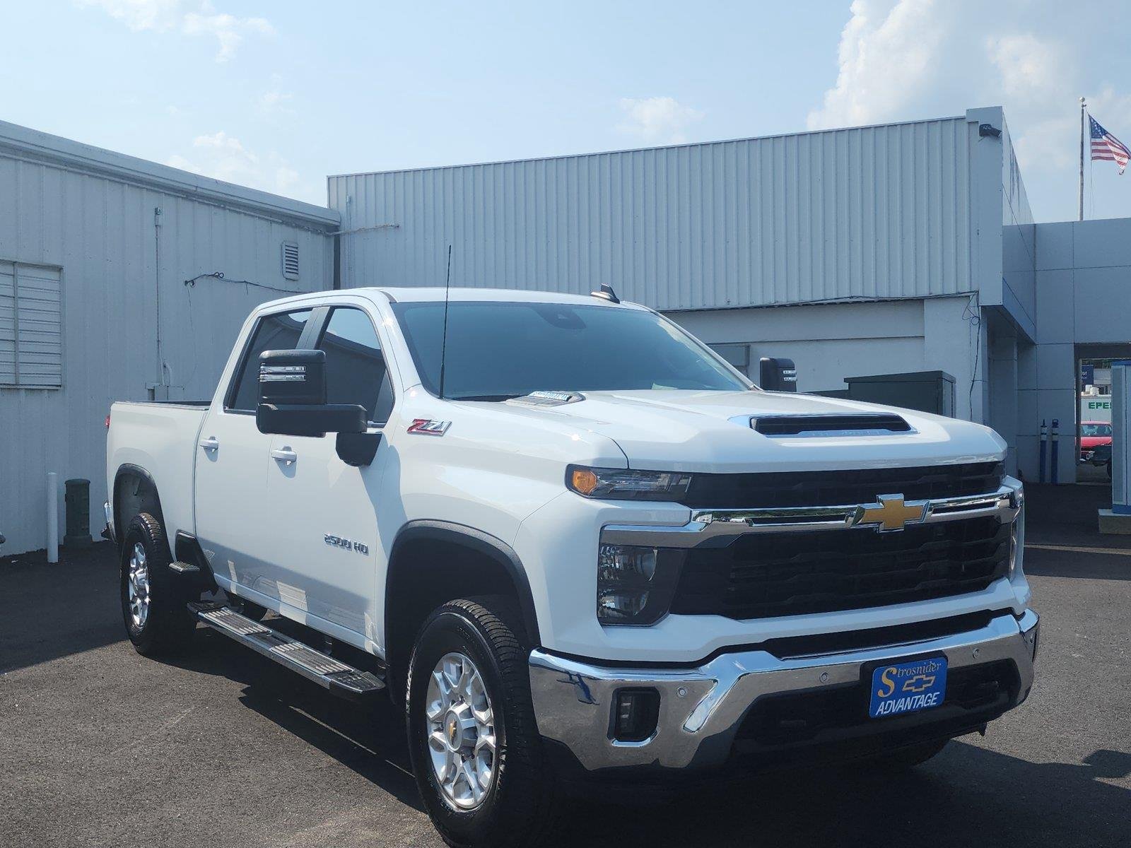 Used 2025 Summit White Chevrolet LT image 7