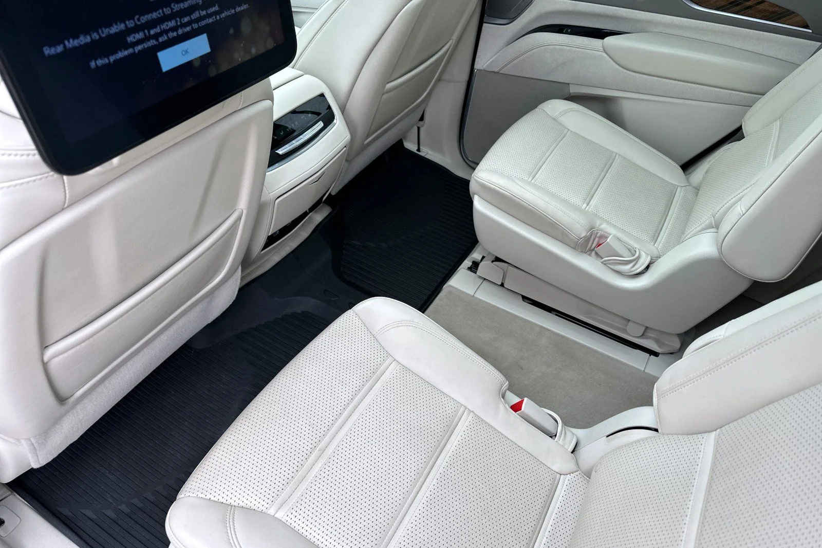 Used 2022  Cadillac Sport Platinum image 12