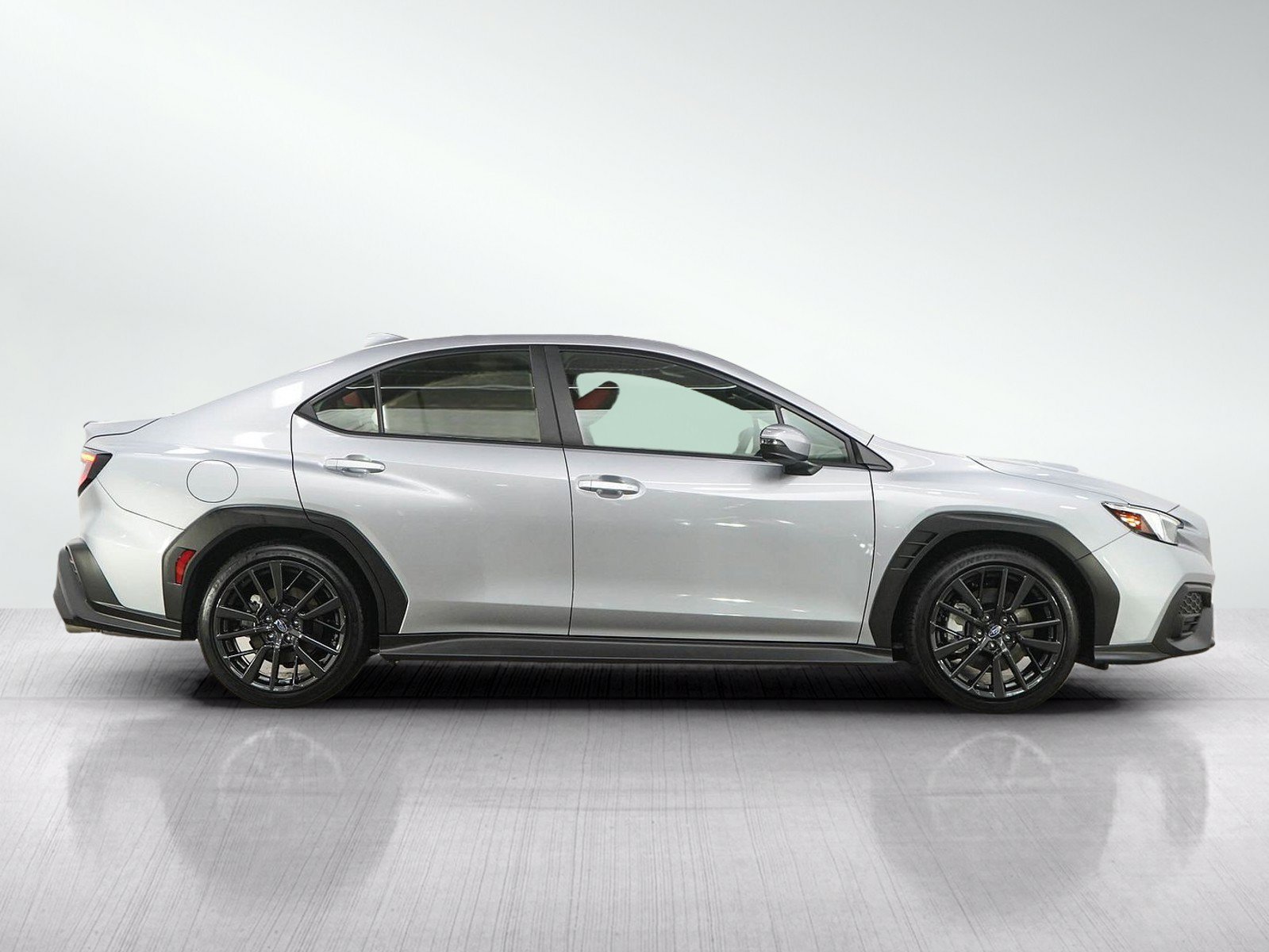 Used 2025 Ice Silver Metallic Subaru Limited image 6
