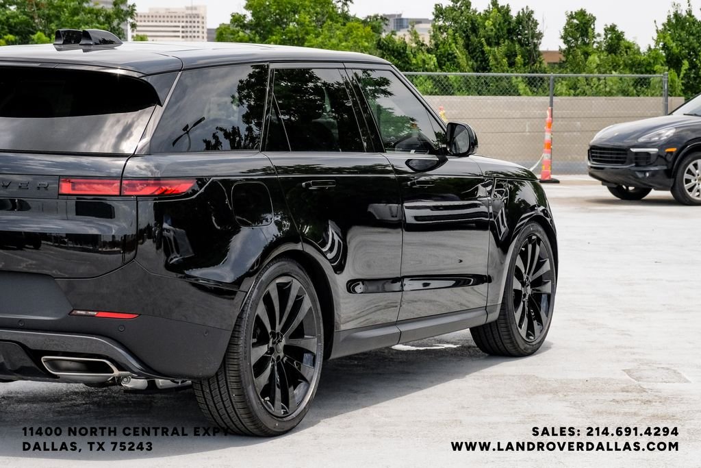 New 2026 Santorini Black Metallic Land Rover SE image 10