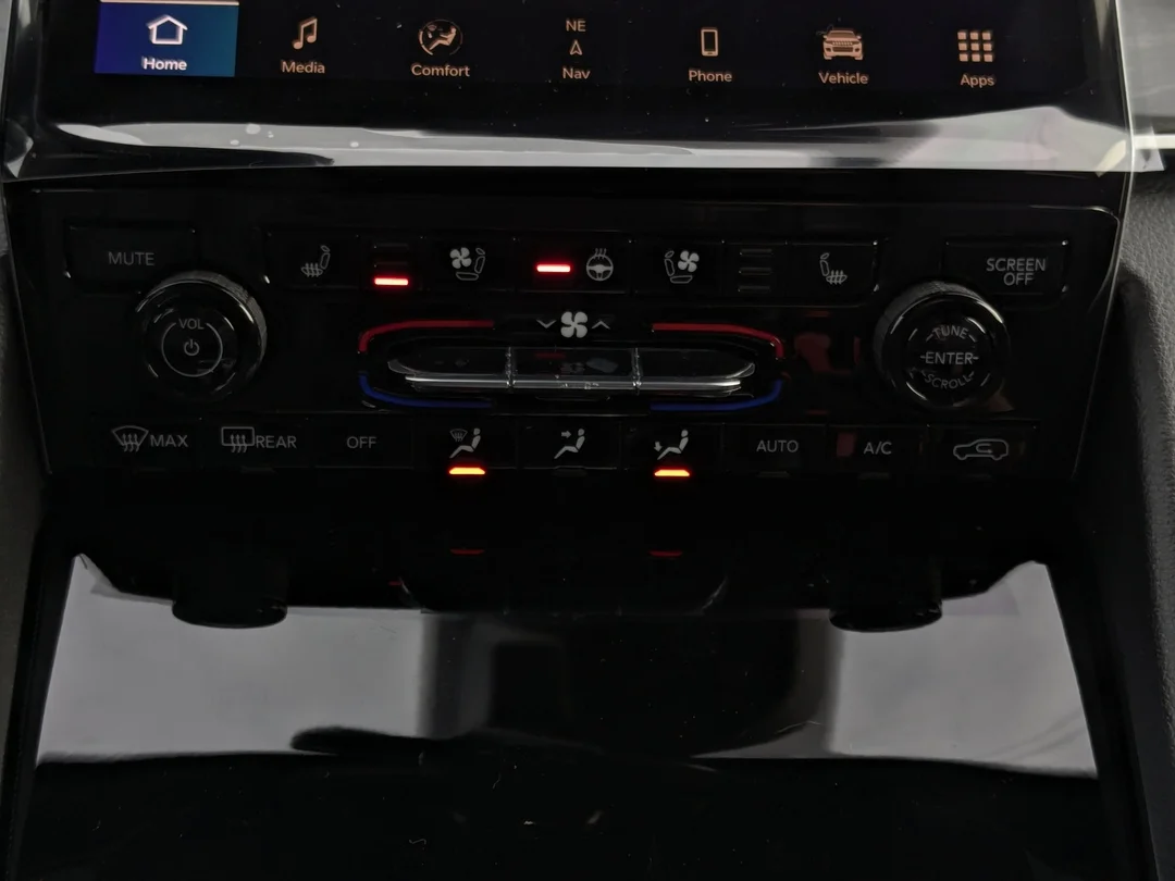 New 2025 Black Jeep Limited - - 4x4 - Luxury Tech II - Black App Pkge - Panoramic Sunroof & More! image 23