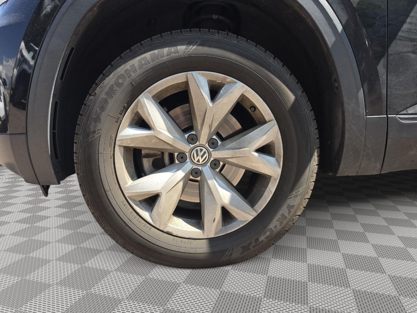 Used 2019 Deep Black Pearl Volkswagen 3.6L V6 SE image 9