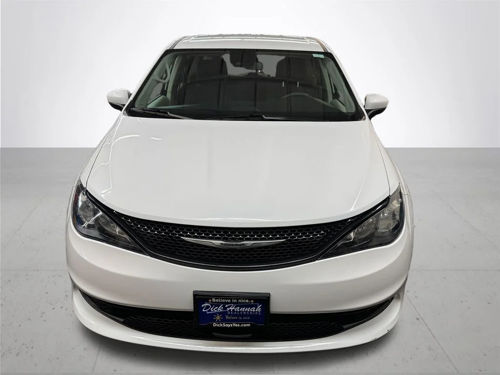 Used 2023 White Chrysler LX image 11