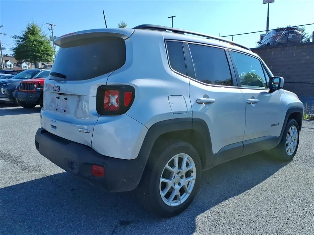 Used 2021 Silver Jeep Latitude image 7