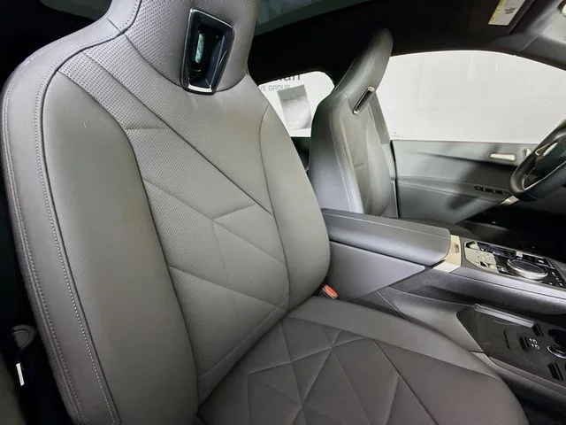Used 2024 White BMW xDrive50 image 30