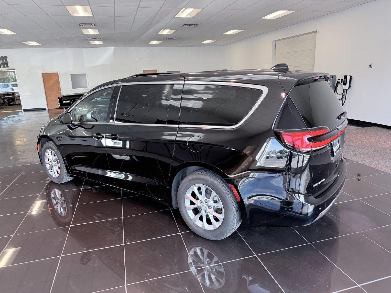 Used 2026 Diamond Black Crystal Pearlcoat Chrysler Limited image 10