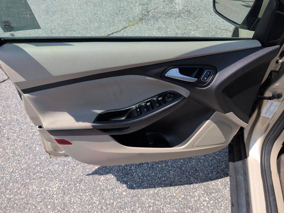 Used 2018 White Gold Metallic Ford SE image 16
