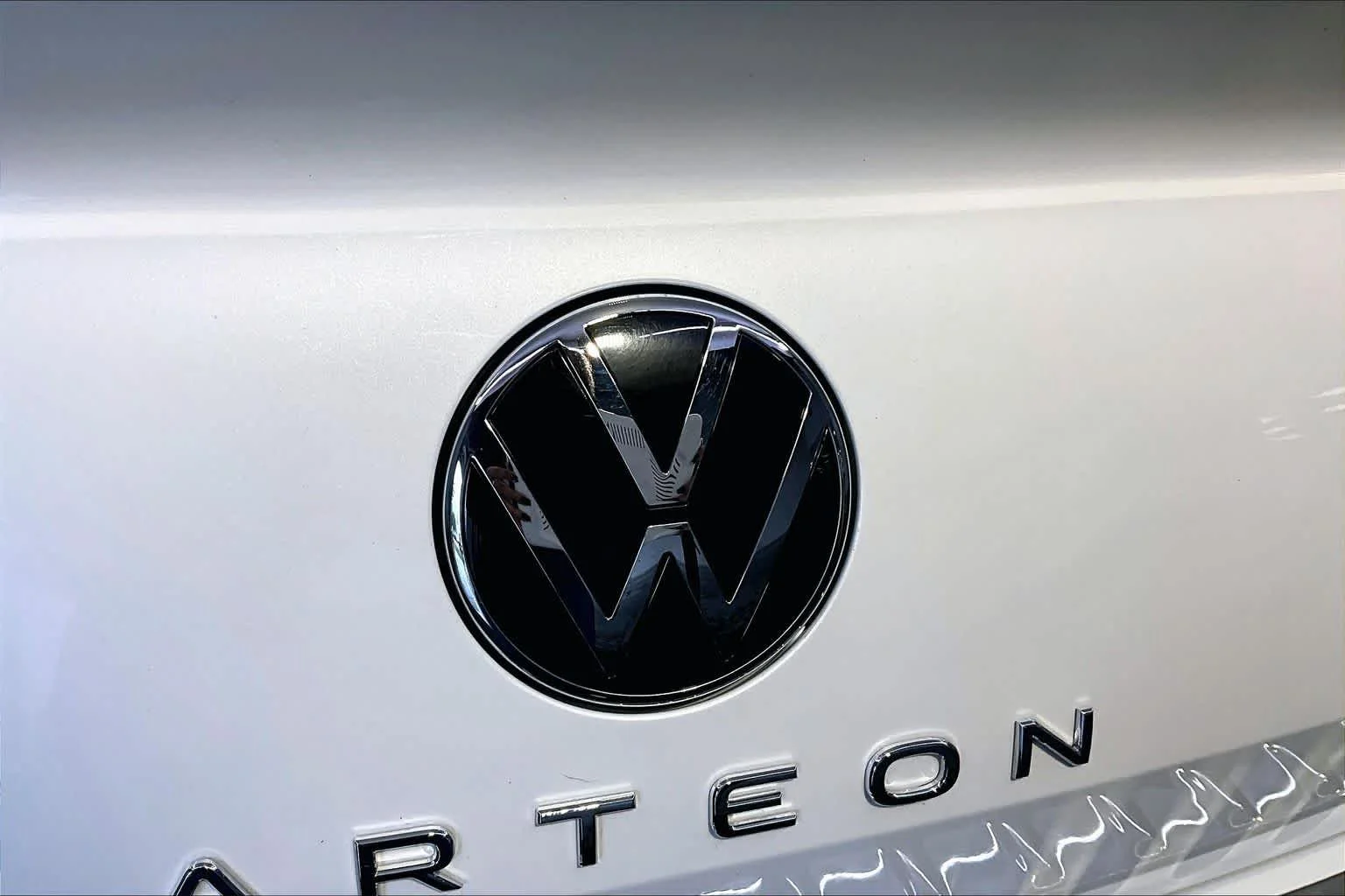 Used 2022 Oryx White Pearl Volkswagen SEL R-Line image 33