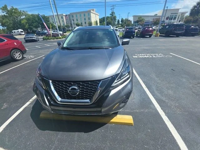 Used 2022 Gray Nissan Platinum image 2