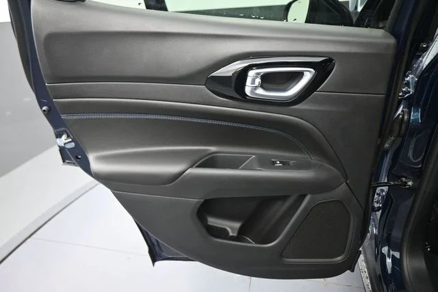 New 2026 Fathom Blue Pearl-Coat Exterior Paint Jeep Latitude image 25