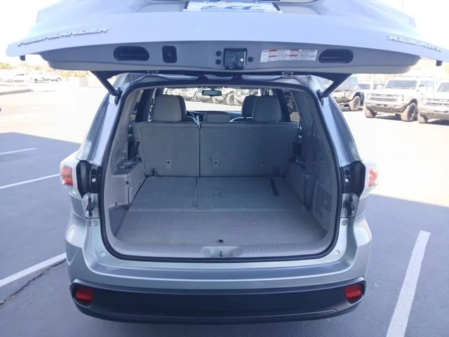 Used 2015 Silver Toyota XLE V6 image 11