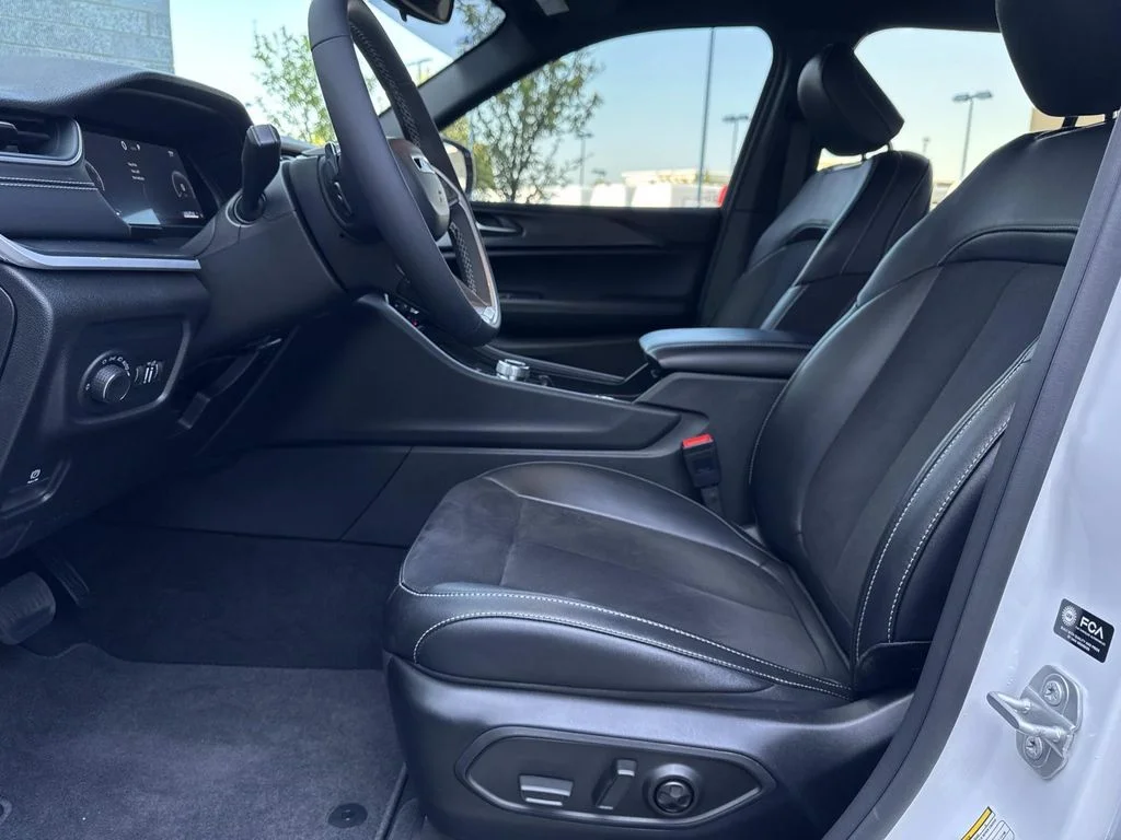 Used 2024 White Jeep Altitude image 19