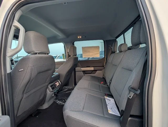 New 2025 Oxford White Ford XLT image 9