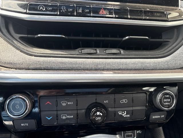 Used 2022 Gray Jeep Latitude Lux image 11