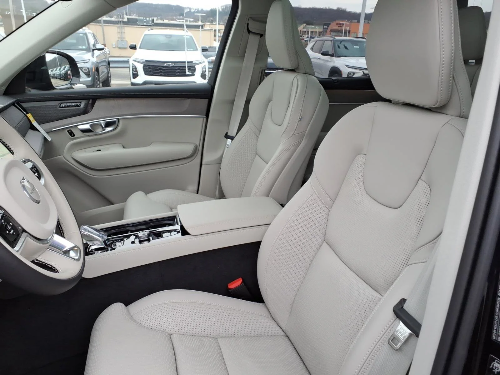 New 2026 Onyx Black Metallic Volvo Ultra Dark Theme image 4