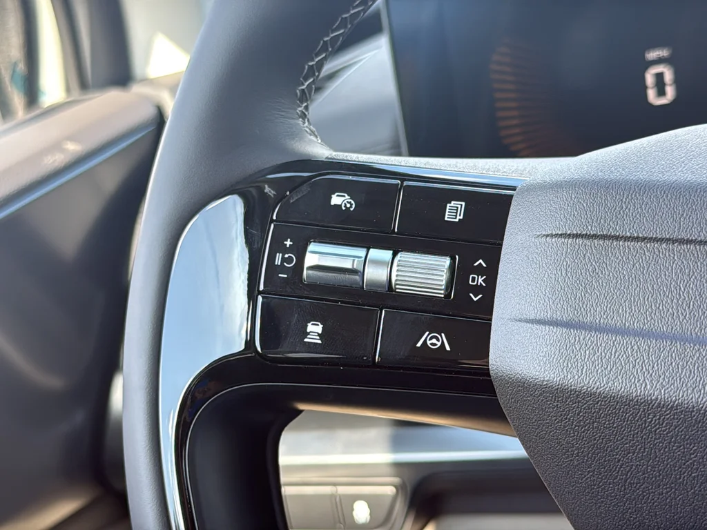New 2027 Ceramic Silver Kia LXS image 16