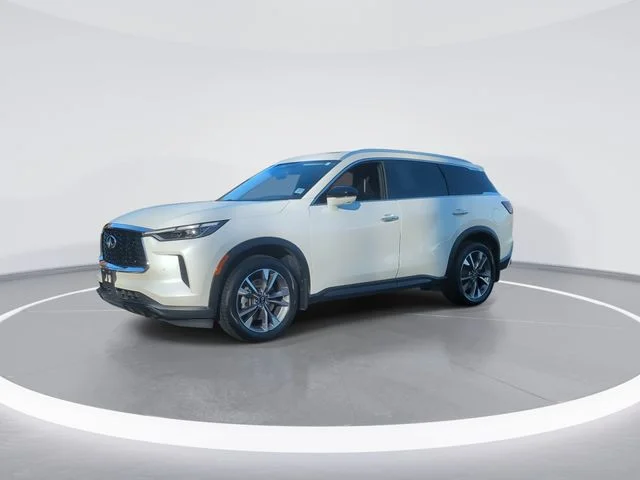 Used 2023 White INFINITI LUXE image 4