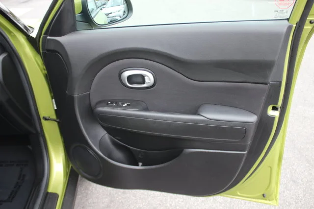 Used 2018 Green Kia Plus image 27