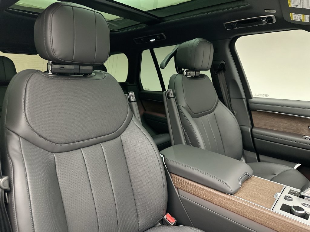 New 2027 Santorini Black Metallic Land Rover SE image 6