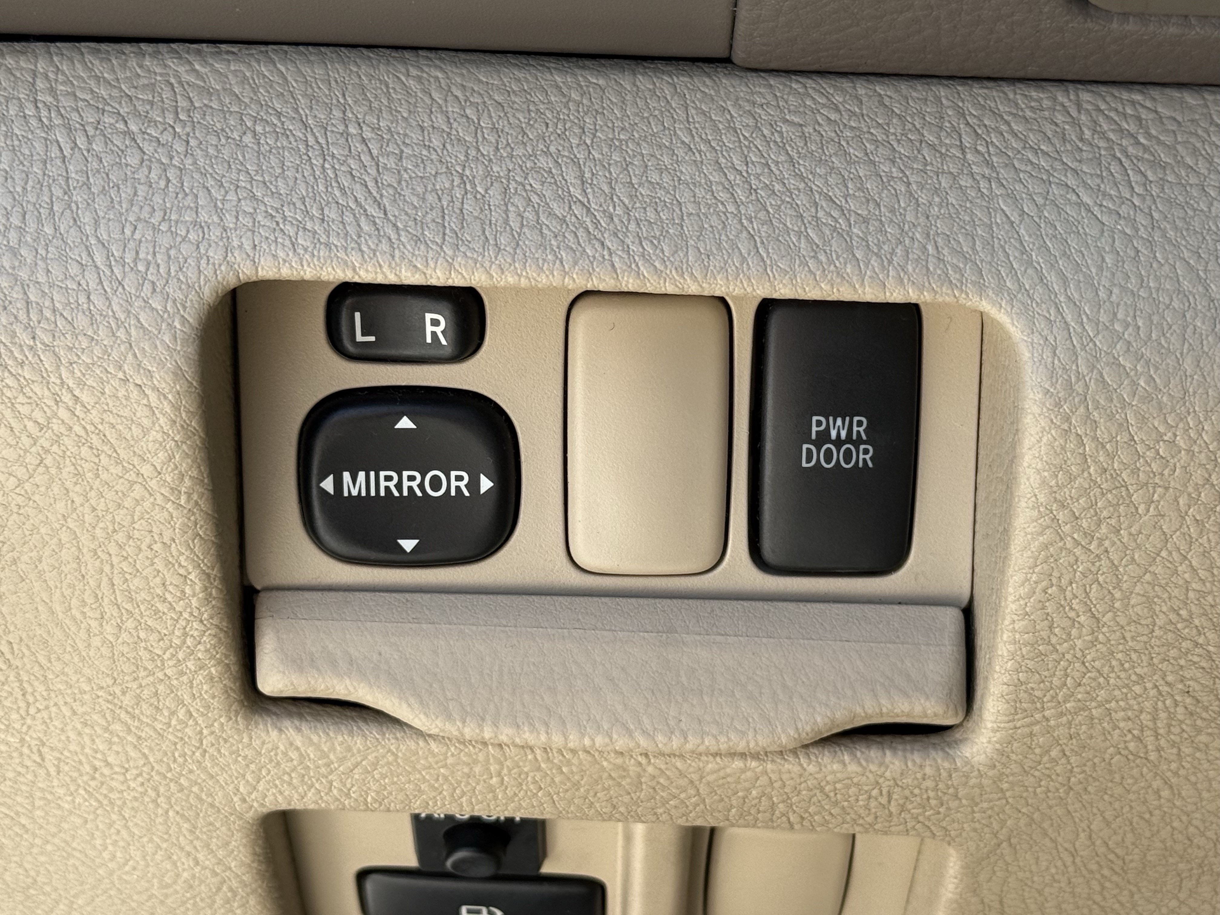 Used 2008 White Lexus  image 24