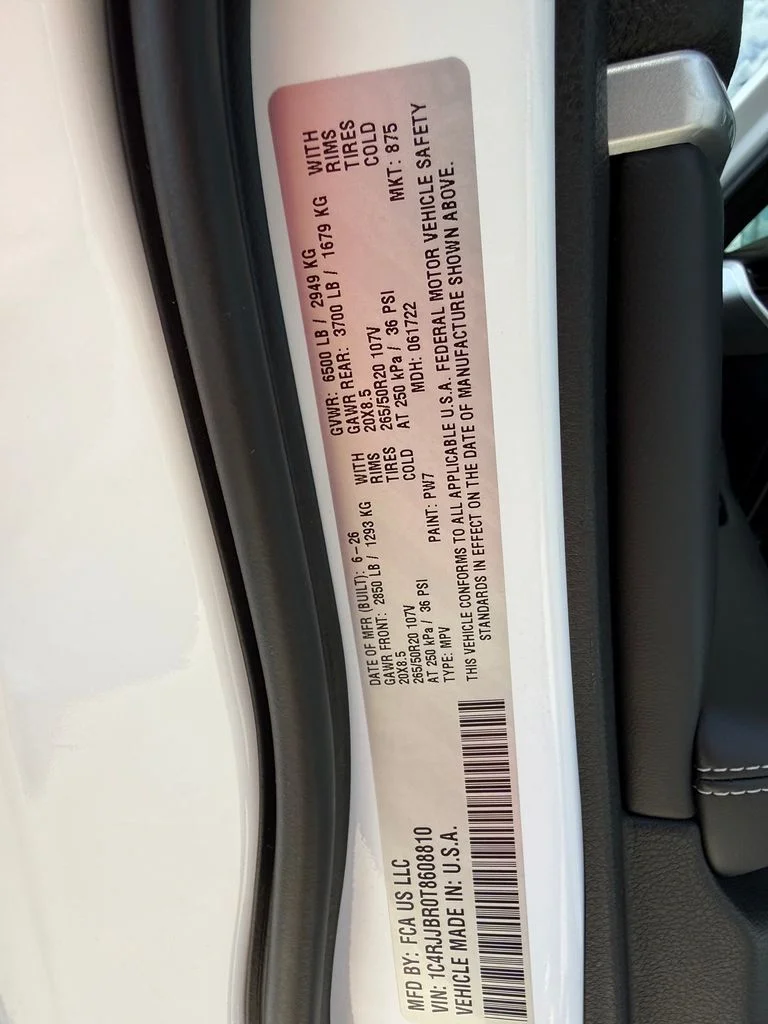 New 2026 Bright White Clear-Coat Exterior Paint Jeep Limited image 24