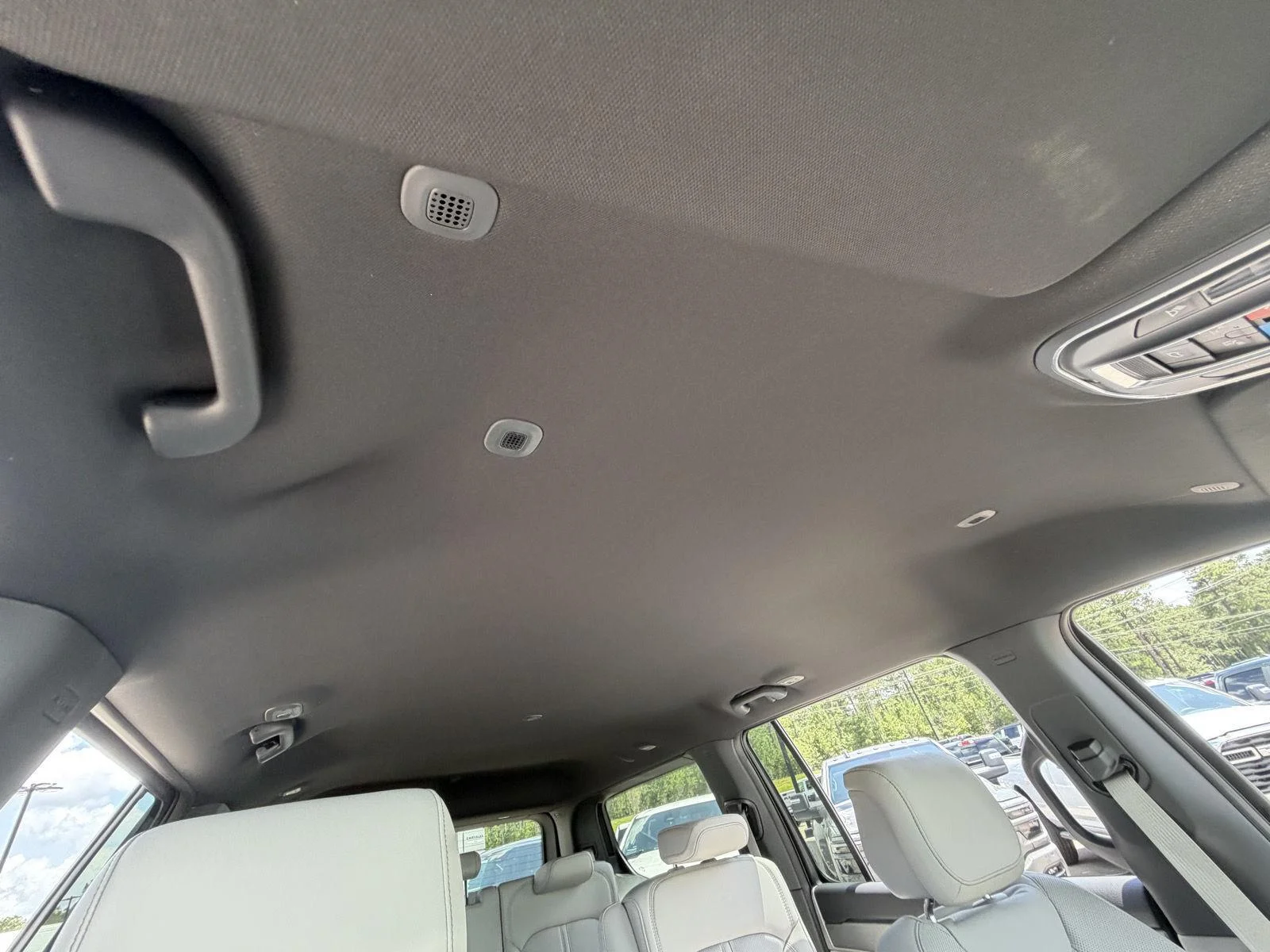 New 2026 Bright White Clear-Coat Exterior Paint Jeep 4x2 image 23