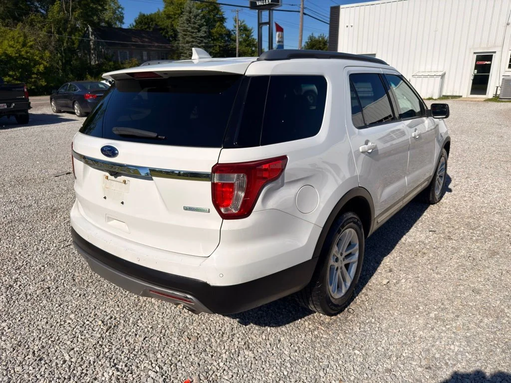 Used 2017 White Ford XLT image 7